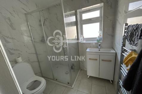 A modern and clean bathroom featuring a spaciou...