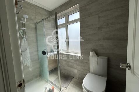 A modern and clean bathroom featuring a spaciou...