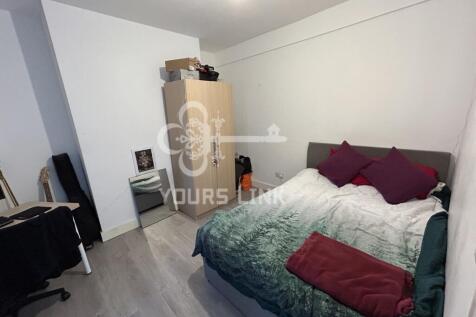 A cozy double bedroom featuring a comfortable b...