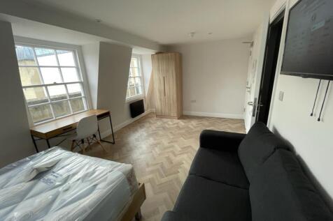 A spacious and bright large double bedroom feat...