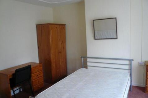 A spacious double bedroom featuring a fitted wa...