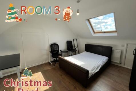 A bright and spacious double bedroom, perfect f...