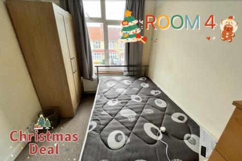 A bright and inviting double bedroom with good ...