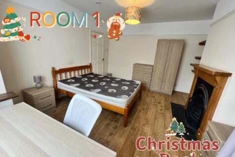 A cozy and inviting double bedroom perfect for ...