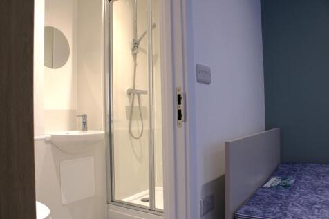 A modern and clean bathroom featuring a spaciou...