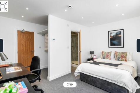 A bright and spacious large double bedroom feat...