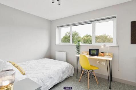 A bright and clean double bedroom featuring a s...