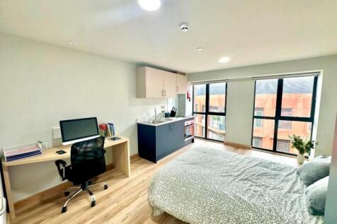 A spacious and bright large double bedroom feat...