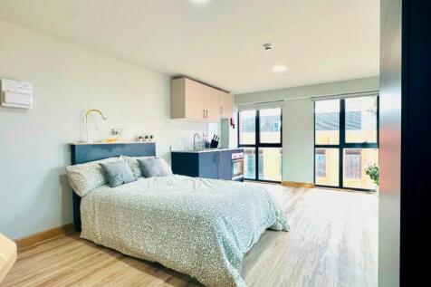 A spacious and bright large double bedroom feat...