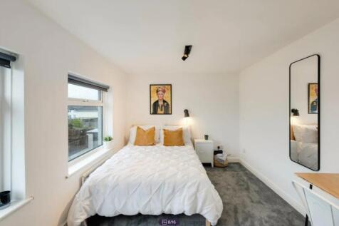 A spacious and inviting large double bedroom wi...