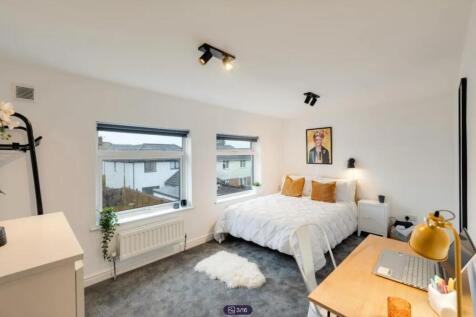 A spacious and inviting large double bedroom wi...