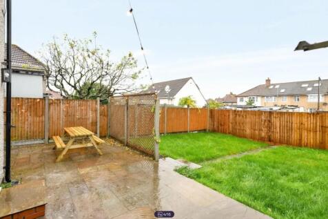 A spacious and well-maintained garden, perfect ...