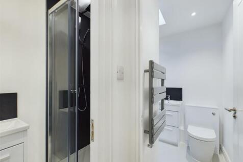 A modern and clean bathroom featuring a spaciou...