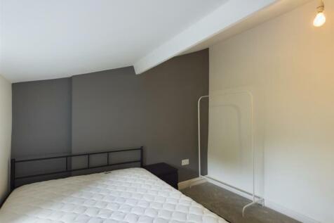 A cozy and inviting double bedroom with a minim...