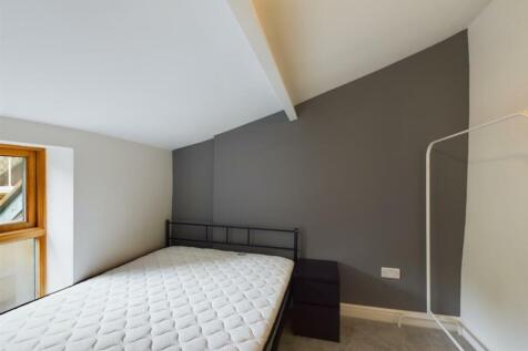 A cozy and inviting double bedroom featuring a ...