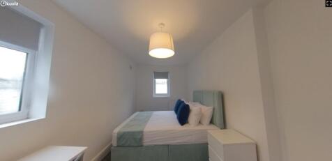 A bright and tidy double bedroom, perfect for s...