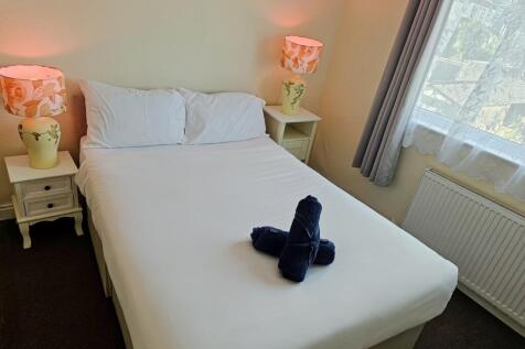 A bright and inviting double bedroom, perfect f...