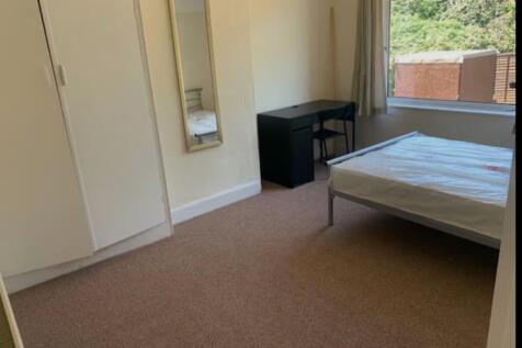 A spacious and bright double bedroom with good ...