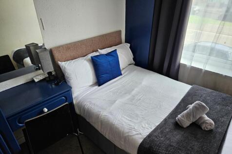 A bright and tidy double bedroom featuring a co...