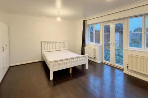A spacious and bright large double bedroom feat...