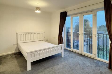 A spacious and inviting large double bedroom wi...