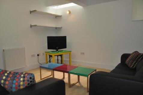 A spacious and inviting large modern living roo...