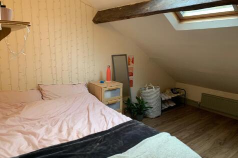 A cozy double bedroom featuring a comfortable b...