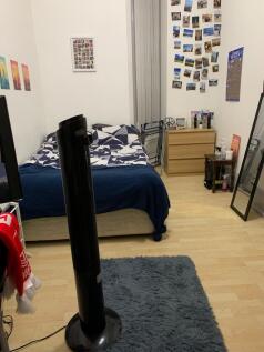 A cozy and inviting double bedroom with a comfo...