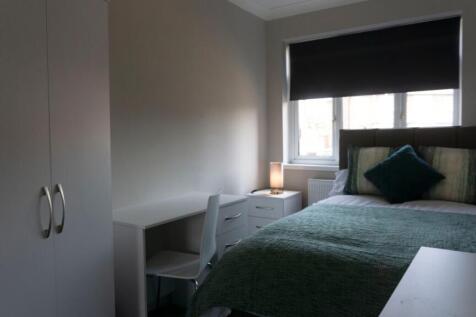A cozy and inviting double bedroom with good na...