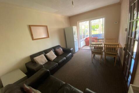 A spacious and inviting large modern living roo...