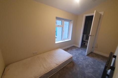 This inviting double bedroom features a spaciou...