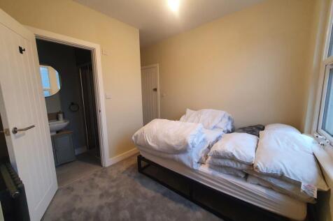 A cozy double bedroom featuring a comfortable b...