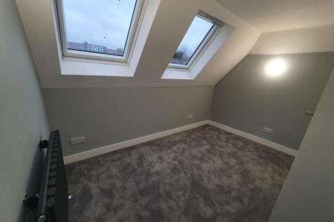This stylish double bedroom features ample natu...
