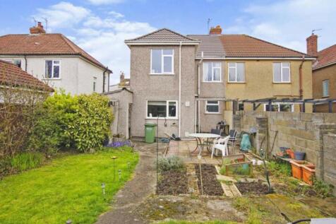 A spacious and well-maintained garden perfect f...