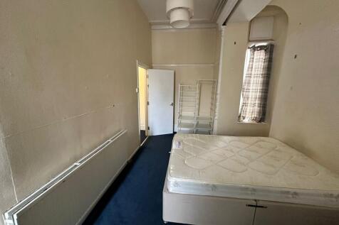 A spacious double bedroom offering potential fo...