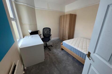 A bright and tidy double bedroom featuring a co...