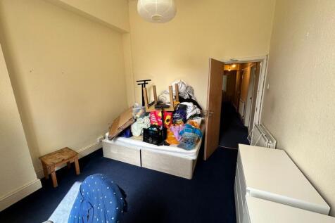 A cozy double bedroom with ample space for pers...