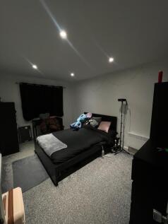 A cozy double bedroom featuring a comfortable b...