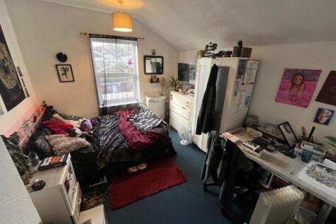 A cozy double bedroom with a vibrant atmosphere...