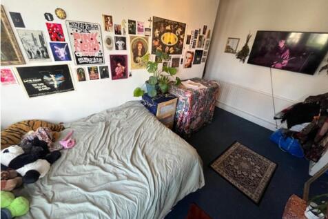 A vibrant and inviting double bedroom with uniq...