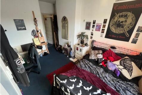 A cozy and creatively decorated double bedroom ...