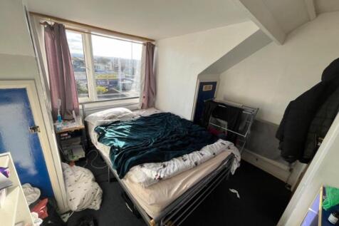 A cozy double bedroom featuring good natural li...