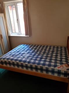 A cozy double bedroom featuring a comfortable b...