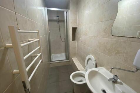 A modern and clean bathroom featuring a spaciou...
