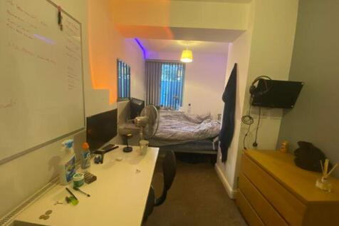 A cozy double bedroom with good lighting and a ...