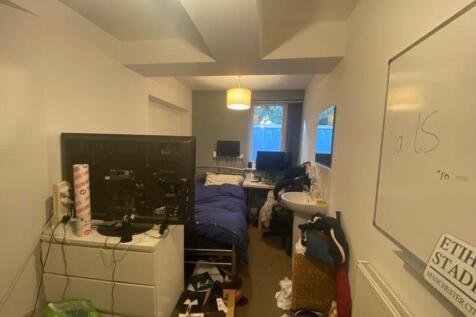 A double bedroom that offers a cozy space, feat...
