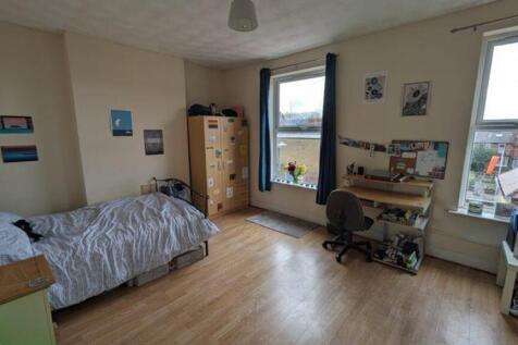 A spacious and bright large double bedroom, per...