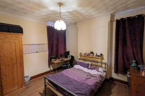 A cozy and inviting double bedroom perfect for ...