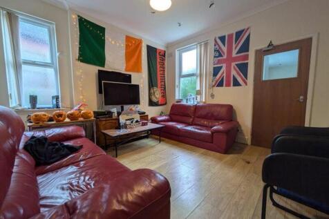 A spacious and inviting large modern living roo...