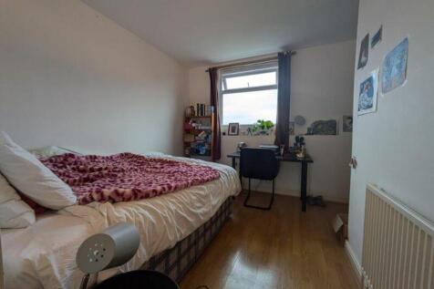 A cozy and inviting double bedroom with good na...
